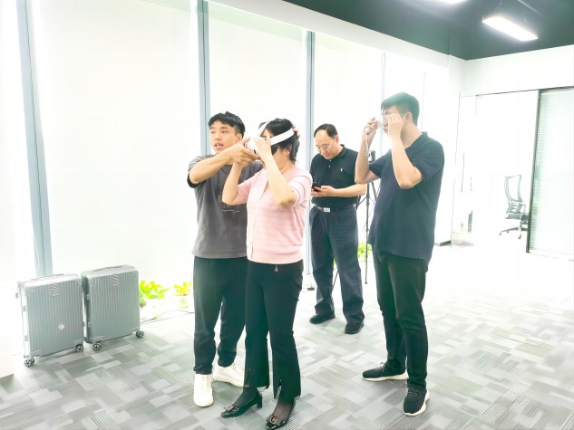 焦燕处长体验VR头盔(1).jpg